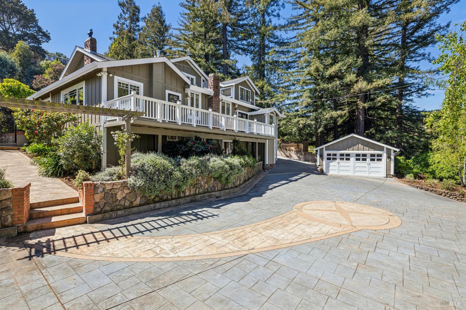 Detail Gallery Image 12 of 93 For 47 Main Dr, San Rafael,  CA 94901 - 4 Beds | 5 Baths