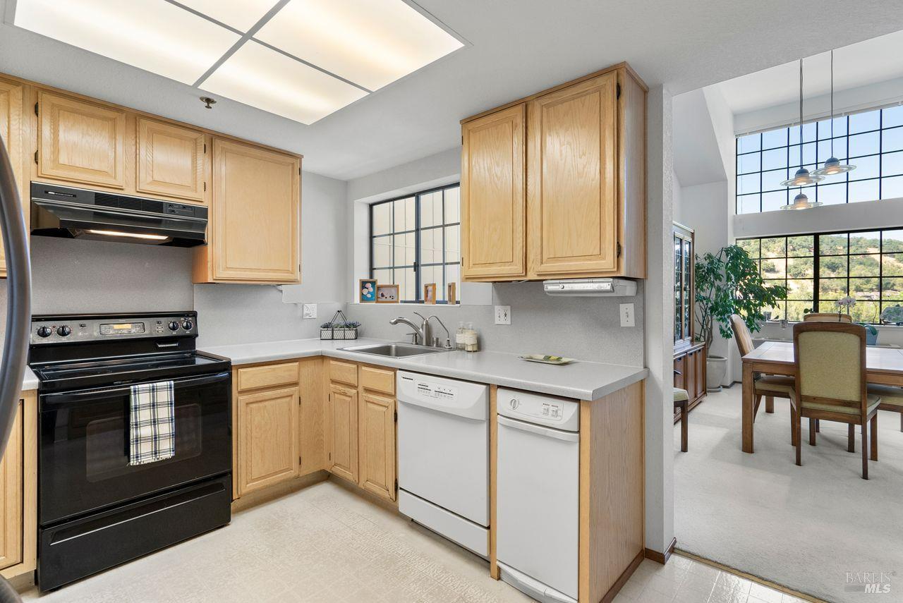 Detail Gallery Image 10 of 30 For 186 Red Hawk Rd, Novato,  CA 94949 - 2 Beds | 2/1 Baths