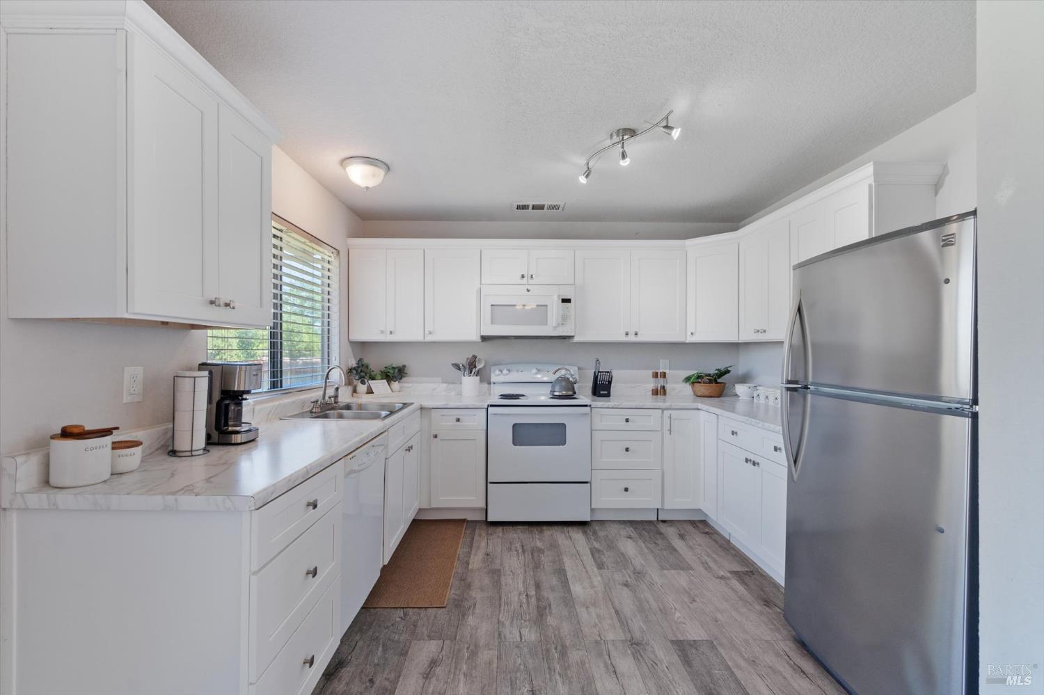 Detail Gallery Image 11 of 66 For 244 Woodhill Dr, Redding,  CA 96003 - 3 Beds | 2 Baths
