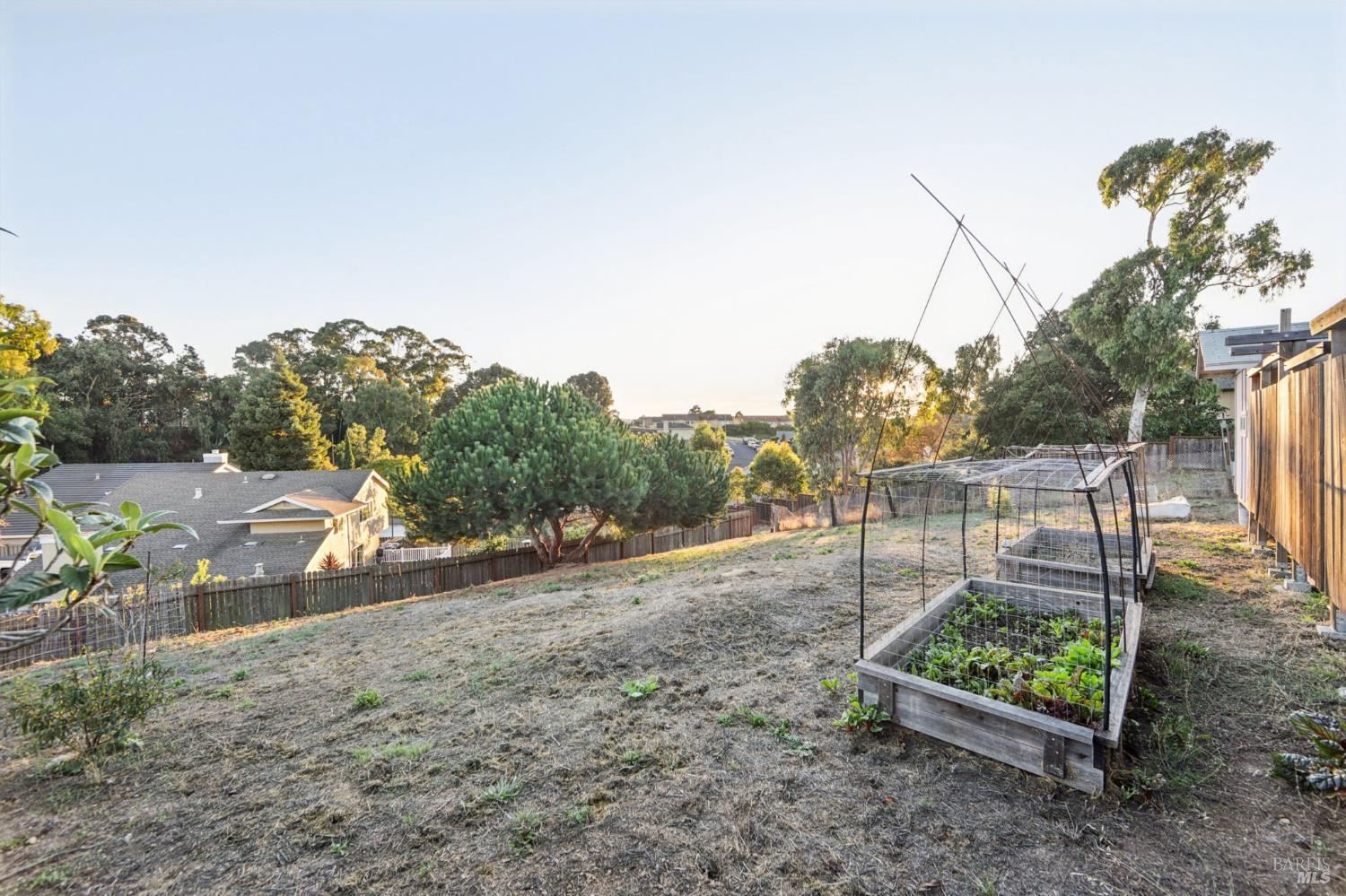 Detail Gallery Image 3 of 47 For 2704 Ridge Rd, San Pablo,  CA 94806 - 3 Beds | 2 Baths