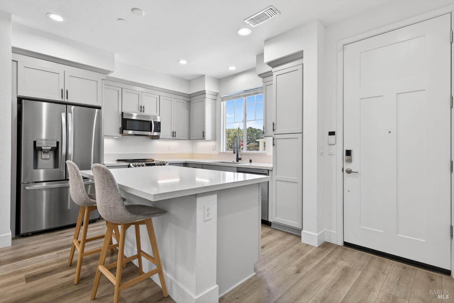 Detail Gallery Image 2 of 46 For 2782 Bella Cir, Santa Rosa,  CA 95407 - 3 Beds | 2/1 Baths