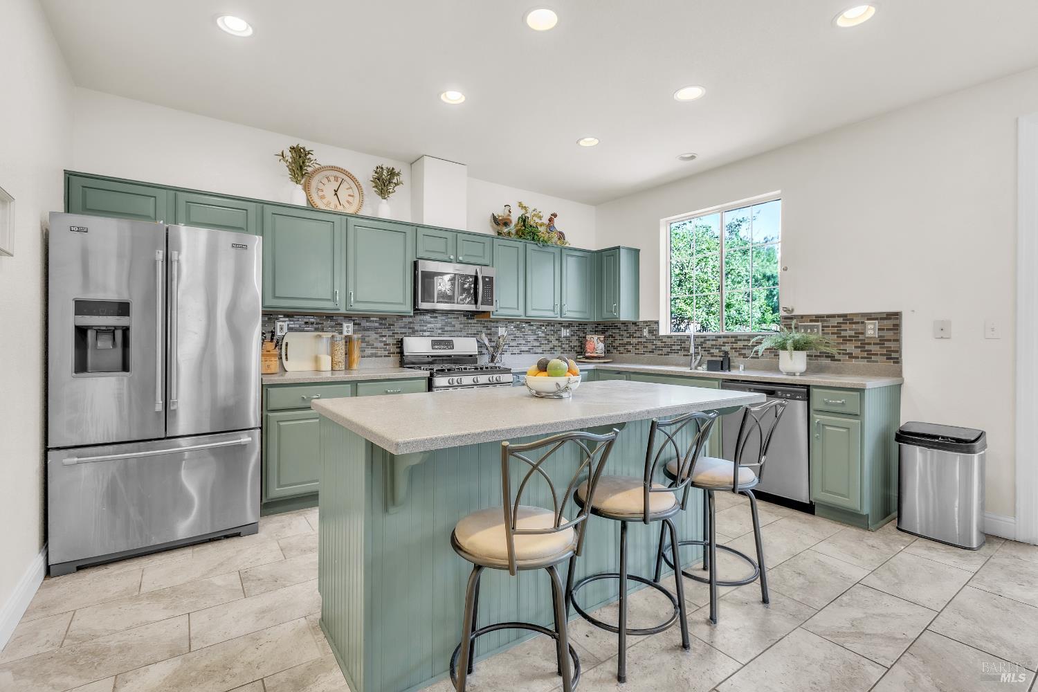 Detail Gallery Image 8 of 38 For 5089 Falls Ct, Fairfield,  CA 94534 - 4 Beds | 2/1 Baths