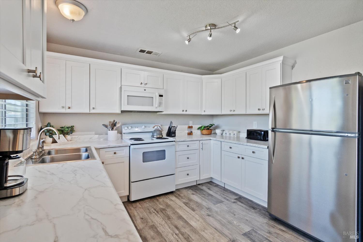 Detail Gallery Image 2 of 66 For 244 Woodhill Dr, Redding,  CA 96003 - 3 Beds | 2 Baths