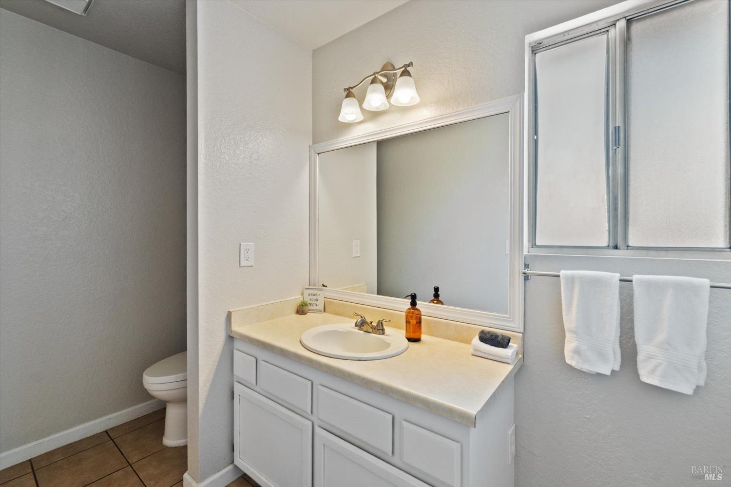 Detail Gallery Image 17 of 66 For 244 Woodhill Dr, Redding,  CA 96003 - 3 Beds | 2 Baths