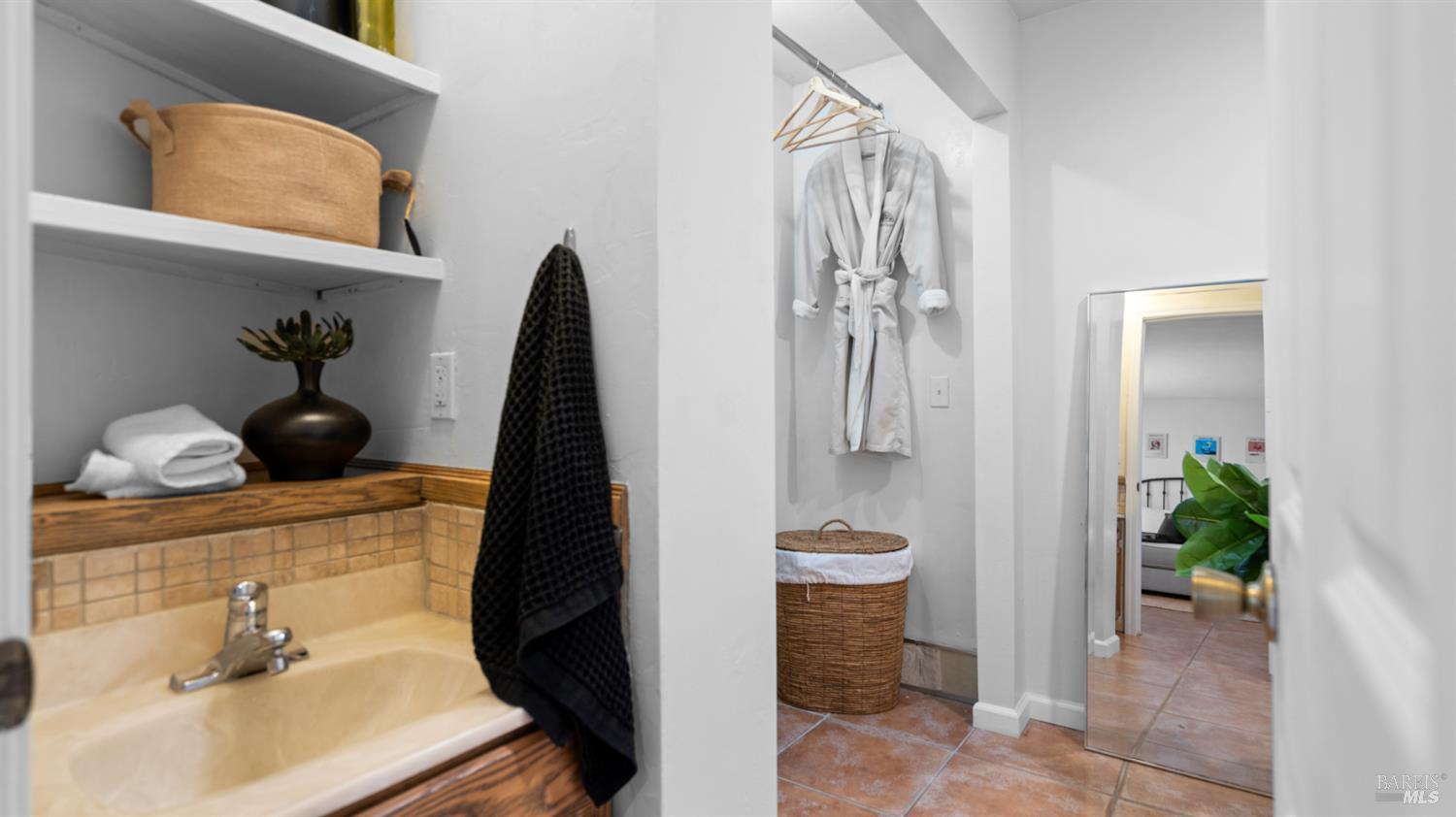 Detail Gallery Image 11 of 52 For 1229 Monte Vista Ct, Benicia,  CA 94510 - 3 Beds | 2 Baths