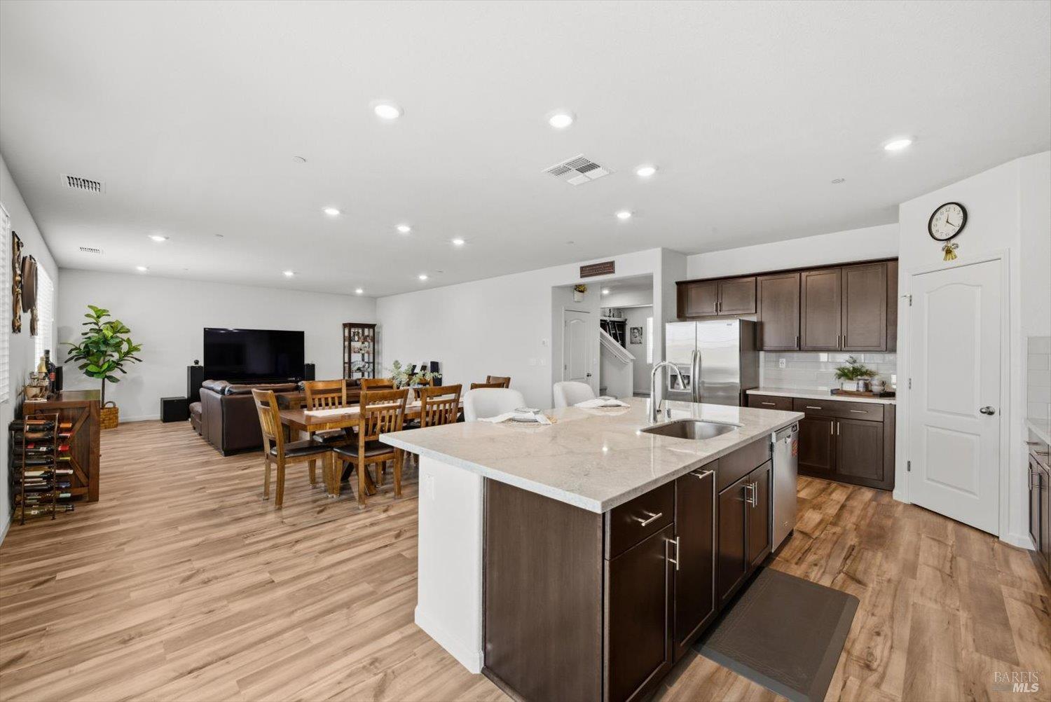 Detail Gallery Image 14 of 81 For 1685 Blossom Way, Dixon,  CA 95620 - 4 Beds | 3 Baths