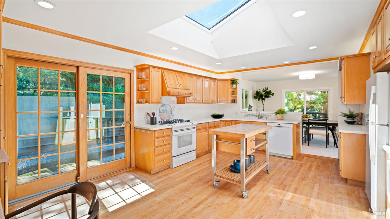 Detail Gallery Image 18 of 77 For 5 Viox Way, San Rafael,  CA 94901 - 4 Beds | 3/1 Baths