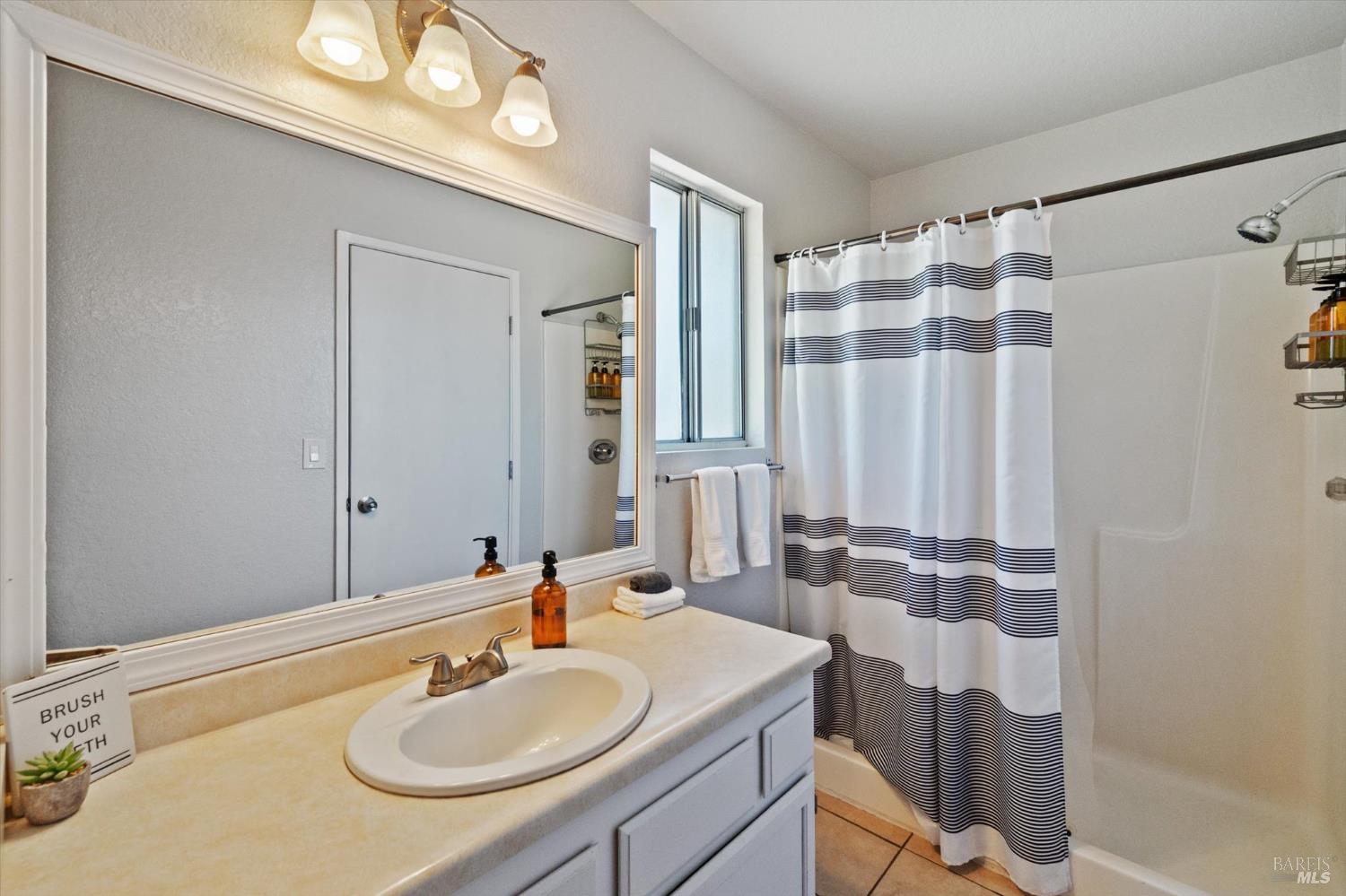 Detail Gallery Image 16 of 66 For 244 Woodhill Dr, Redding,  CA 96003 - 3 Beds | 2 Baths