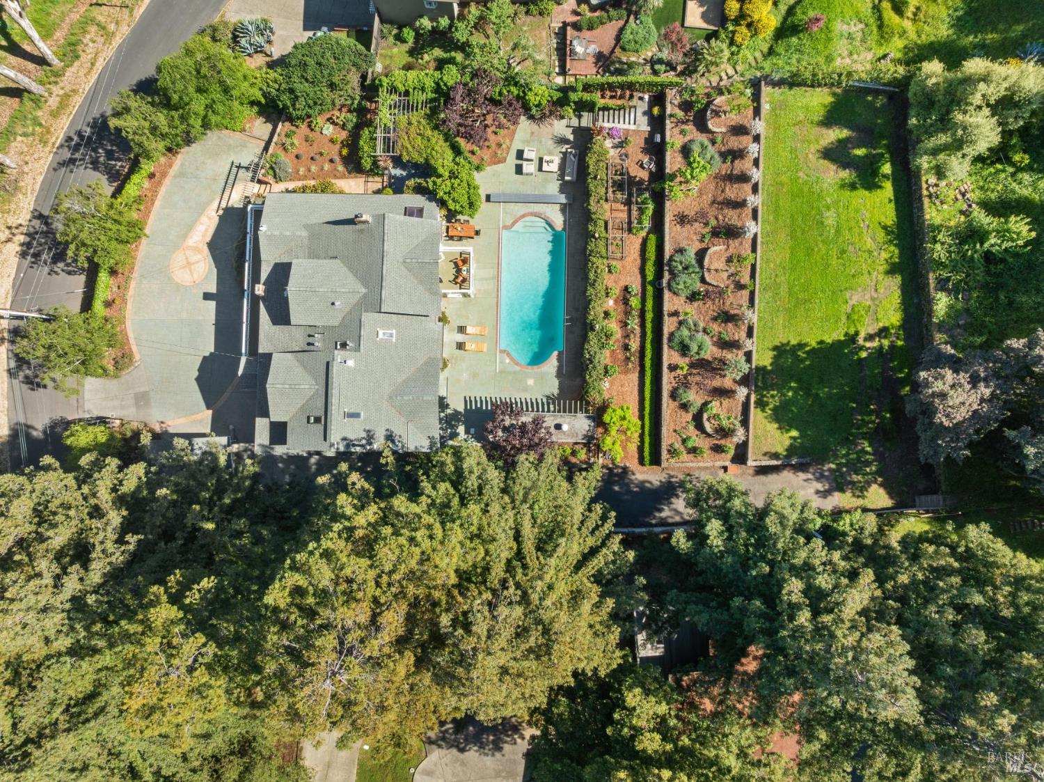 Detail Gallery Image 10 of 93 For 47 Main Dr, San Rafael,  CA 94901 - 4 Beds | 5 Baths