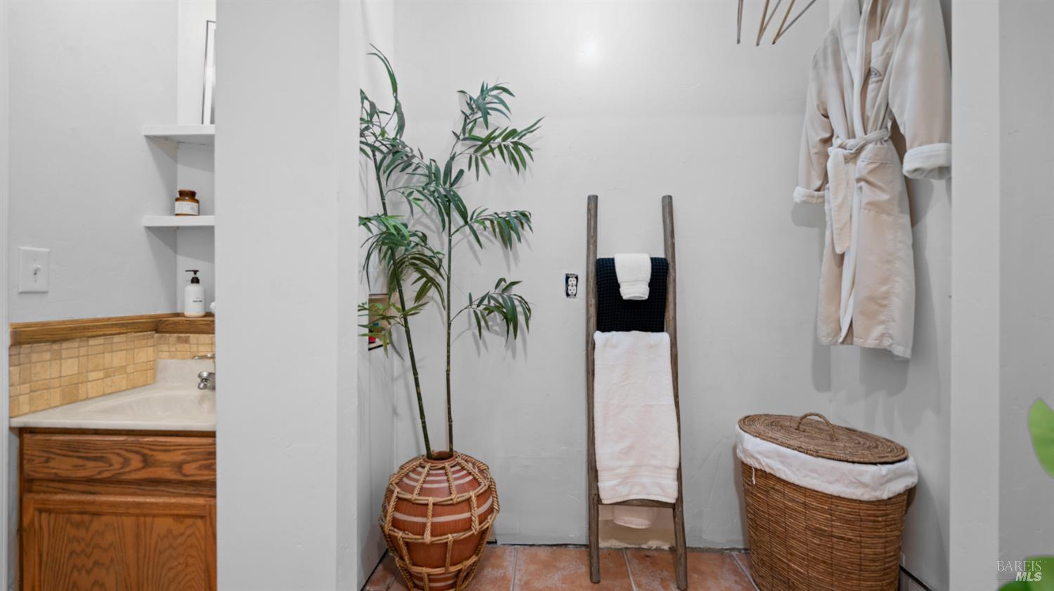 Detail Gallery Image 12 of 52 For 1229 Monte Vista Ct, Benicia,  CA 94510 - 3 Beds | 2 Baths