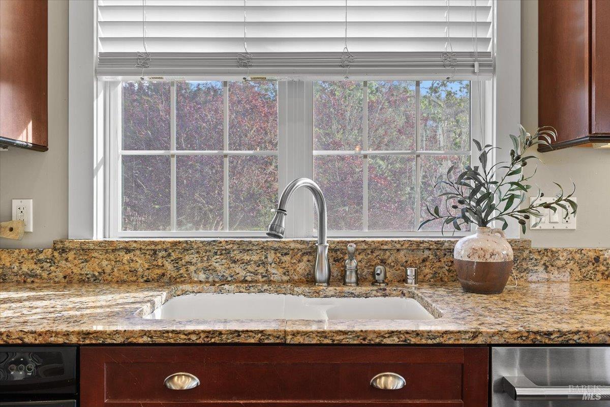 Detail Gallery Image 18 of 60 For 134 Moonlight Dr, Healdsburg,  CA 95448 - 4 Beds | 3/1 Baths