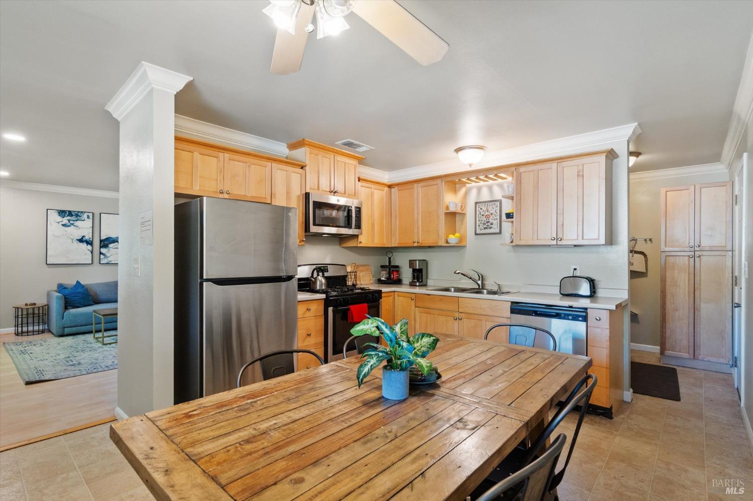 Detail Gallery Image 16 of 52 For 1723 Del Mar Ave, Redding,  CA 96003 - 3 Beds | 2 Baths