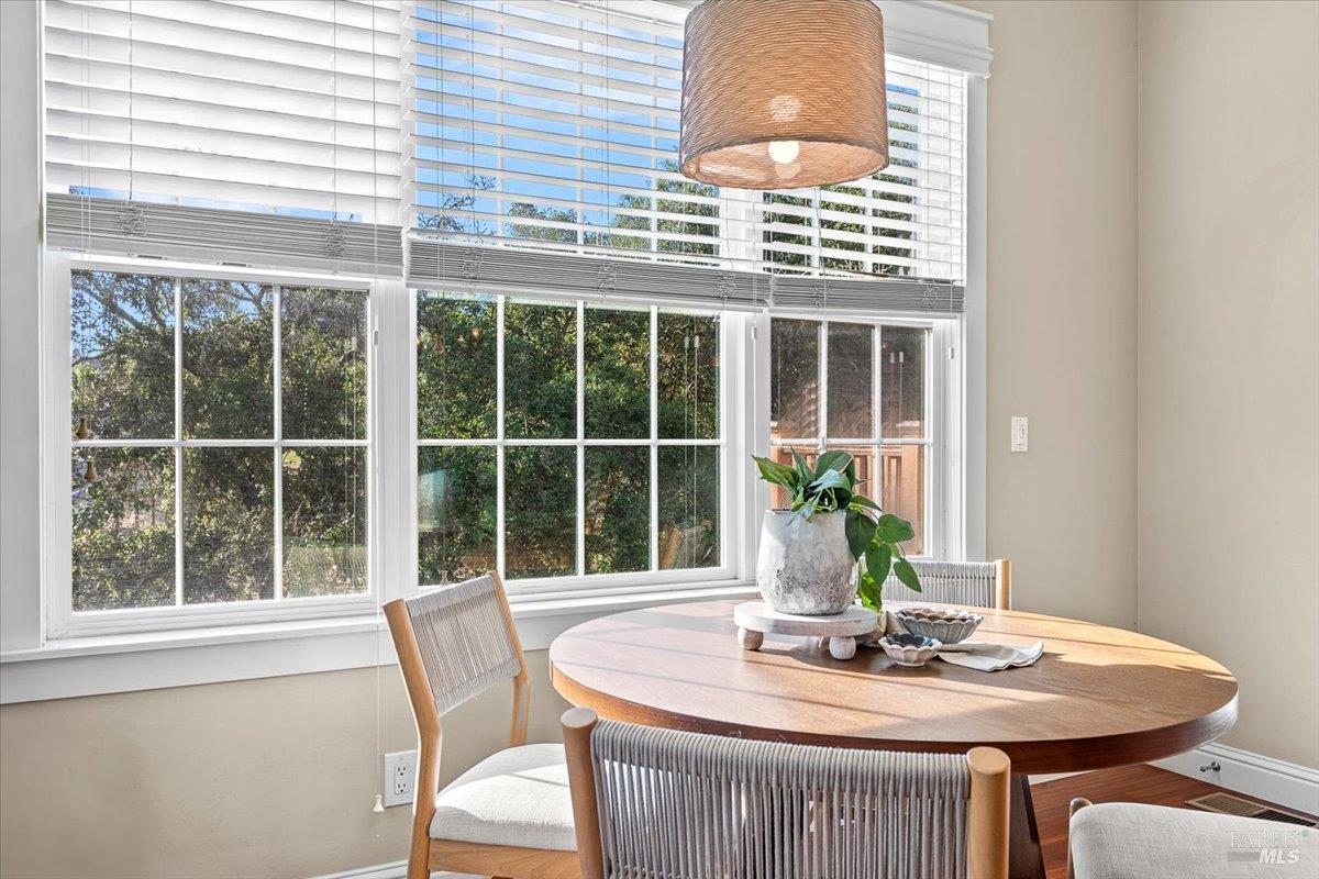 Detail Gallery Image 19 of 60 For 134 Moonlight Dr, Healdsburg,  CA 95448 - 4 Beds | 3/1 Baths