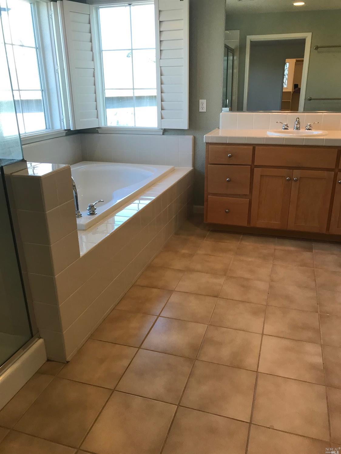 Detail Gallery Image 8 of 10 For 80 Pinheiro Cir, Novato,  CA 94945 - 3 Beds | 2/1 Baths