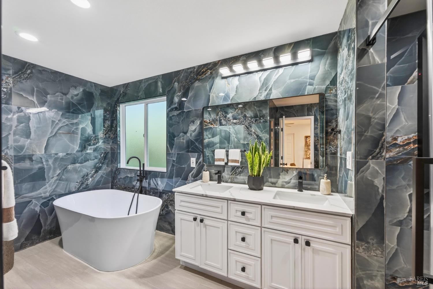 Detail Gallery Image 5 of 79 For 2447 Rigdon St, Napa,  CA 94558 - 5 Beds | 4 Baths