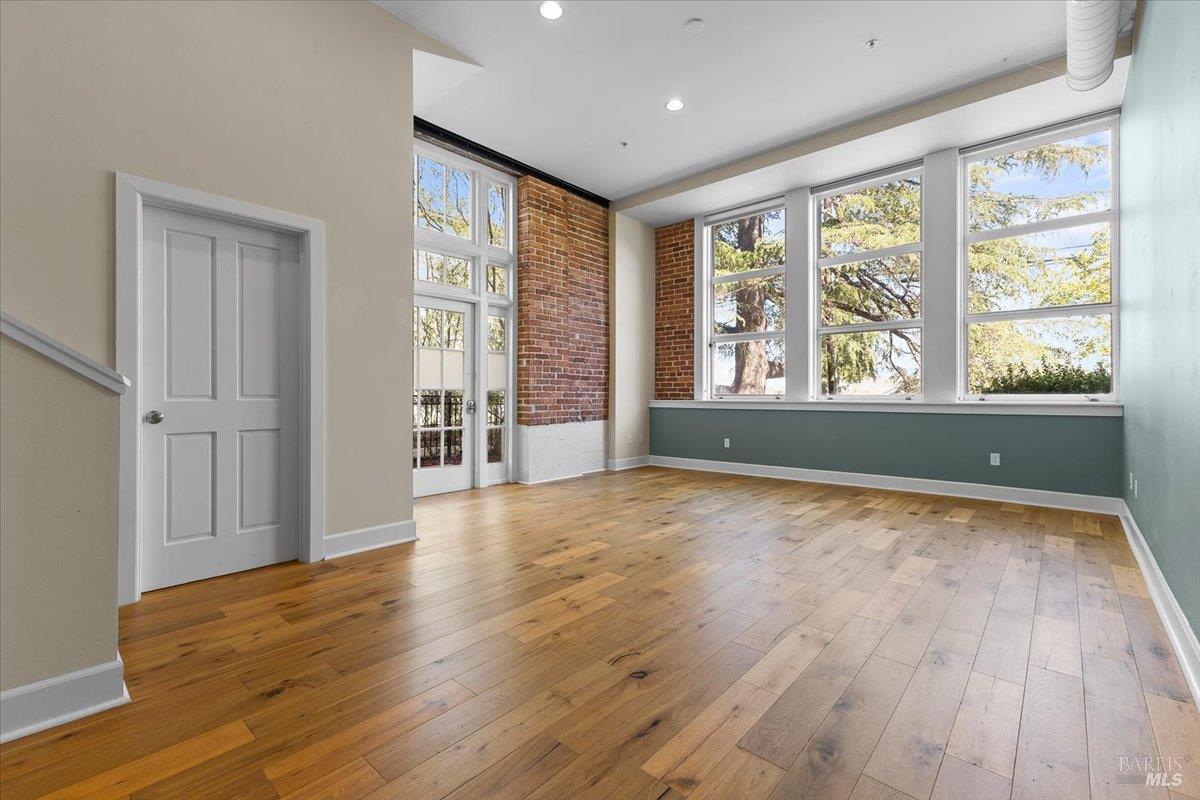 Detail Gallery Image 11 of 29 For 331 Keller St #6,  Petaluma,  CA 94952 - 2 Beds | 2/1 Baths