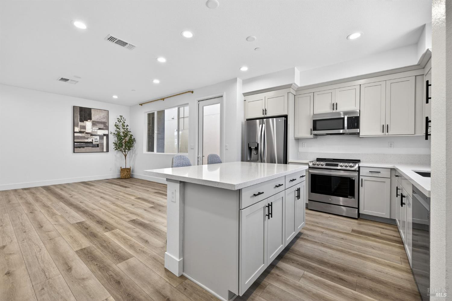 Detail Gallery Image 3 of 46 For 2782 Bella Cir, Santa Rosa,  CA 95407 - 3 Beds | 2/1 Baths