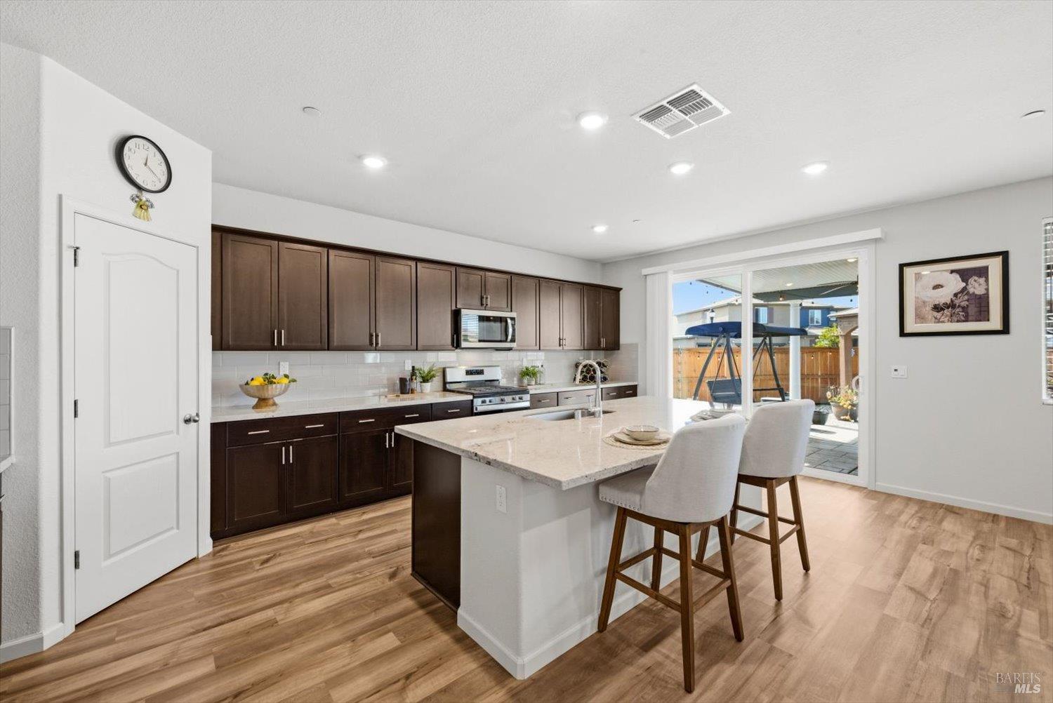 Detail Gallery Image 10 of 81 For 1685 Blossom Way, Dixon,  CA 95620 - 4 Beds | 3 Baths