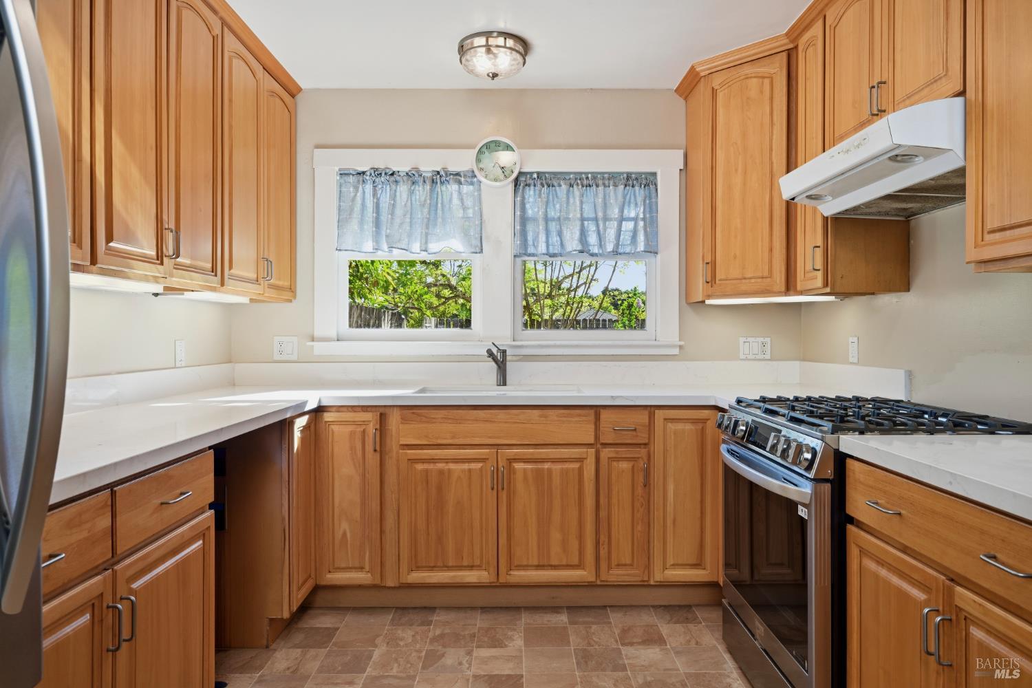 Detail Gallery Image 11 of 38 For 2001 Rogers Way, Santa Rosa,  CA 95404 - 3 Beds | 1/1 Baths