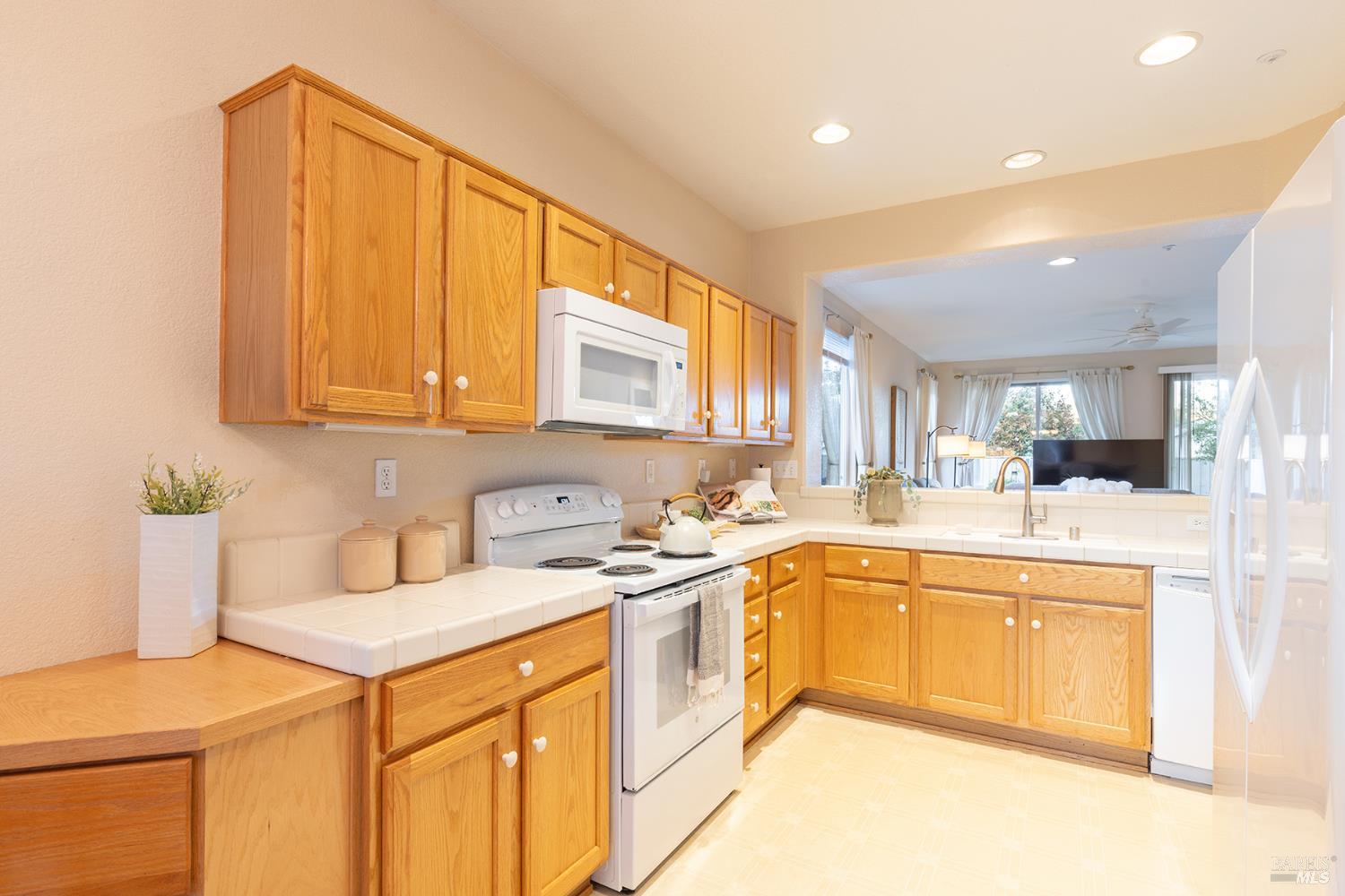 Detail Gallery Image 2 of 26 For 274 Red Mountain Dr, Cloverdale,  CA 95425 - 2 Beds | 2 Baths