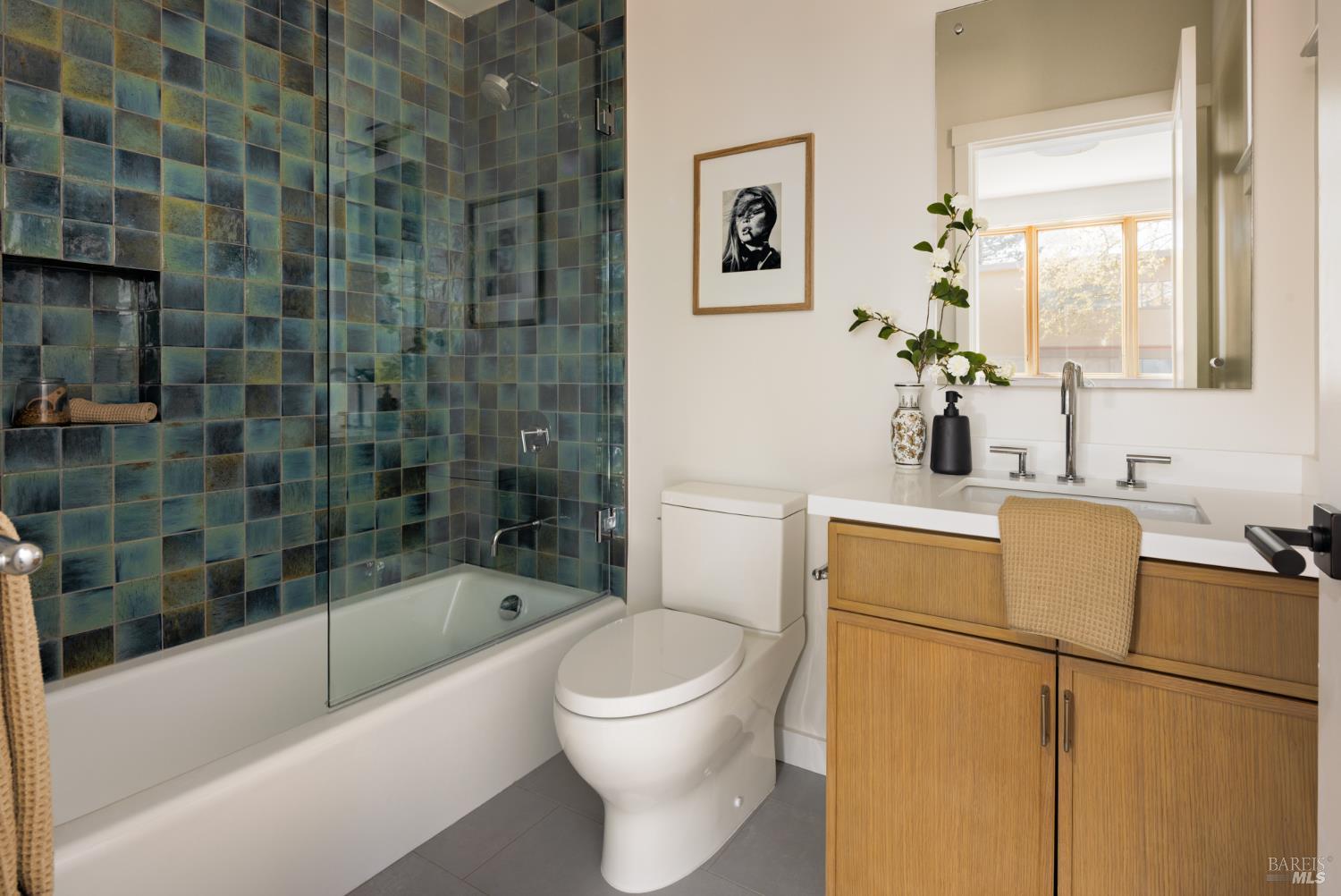 Detail Gallery Image 8 of 12 For 709 C St #1,  San Rafael,  CA 94901 - 3 Beds | 2/1 Baths