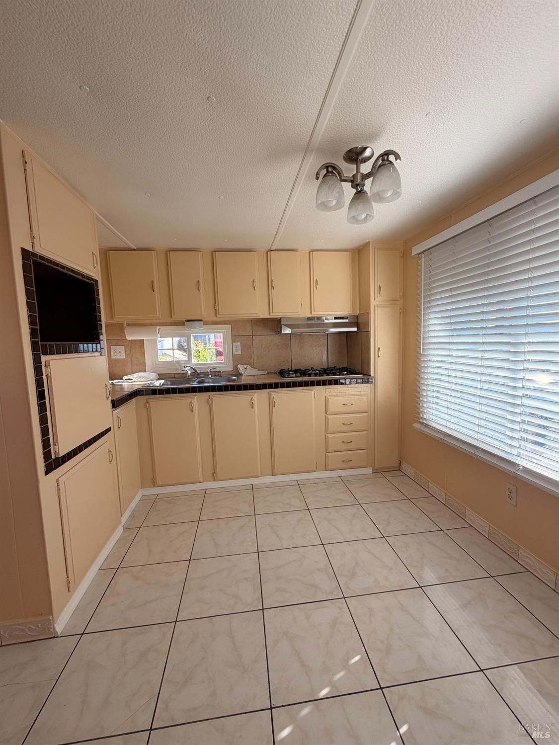 Detail Gallery Image 3 of 9 For 2500 Springs Rd, Vallejo,  CA 94591 - 2 Beds | 1 Baths