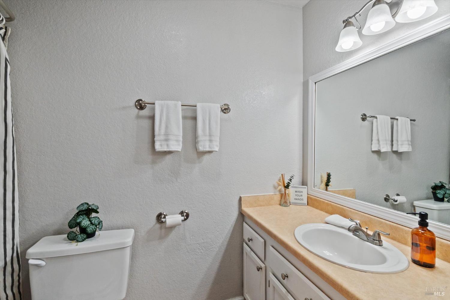 Detail Gallery Image 20 of 66 For 244 Woodhill Dr, Redding,  CA 96003 - 3 Beds | 2 Baths