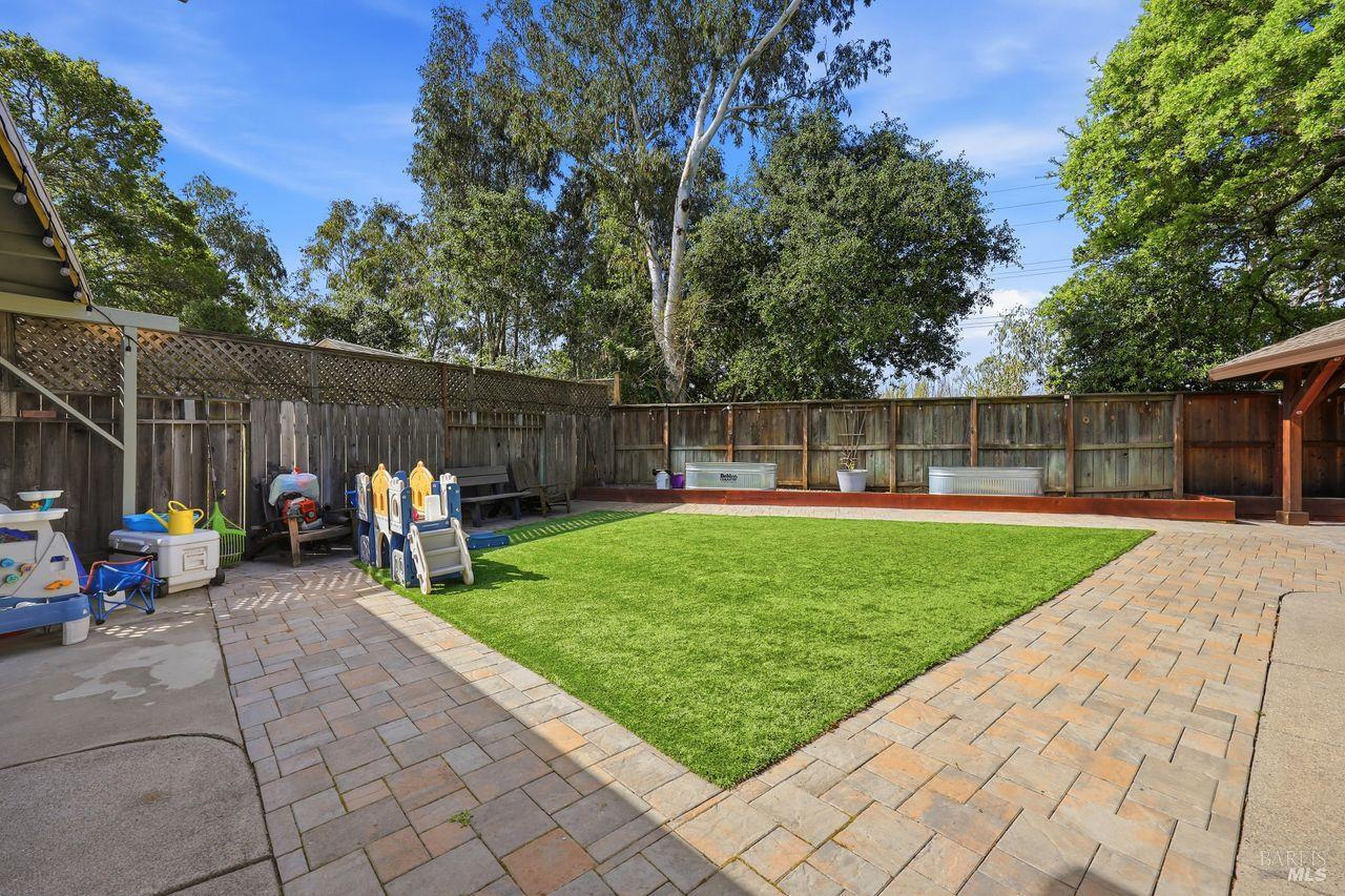 Detail Gallery Image 3 of 50 For 164 Fulton Pl, Windsor,  CA 95492 - 3 Beds | 2 Baths