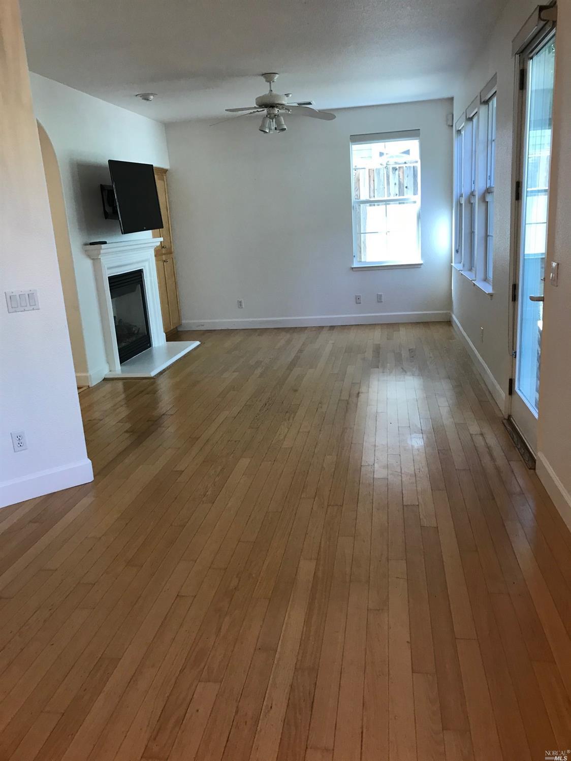 Detail Gallery Image 6 of 10 For 80 Pinheiro Cir, Novato,  CA 94945 - 3 Beds | 2/1 Baths