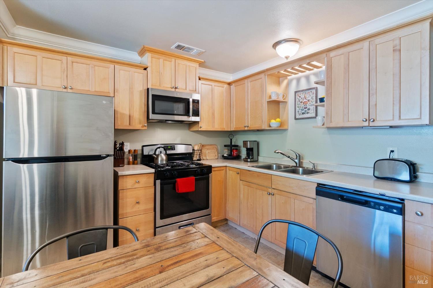 Detail Gallery Image 5 of 52 For 1723 Del Mar Ave, Redding,  CA 96003 - 3 Beds | 2 Baths