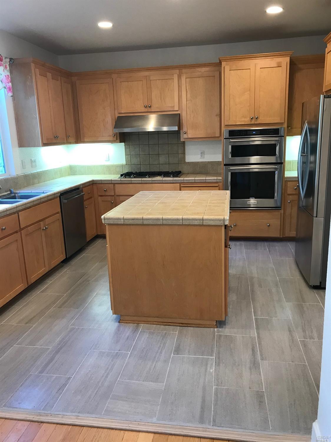 Detail Gallery Image 5 of 10 For 80 Pinheiro Cir, Novato,  CA 94945 - 3 Beds | 2/1 Baths