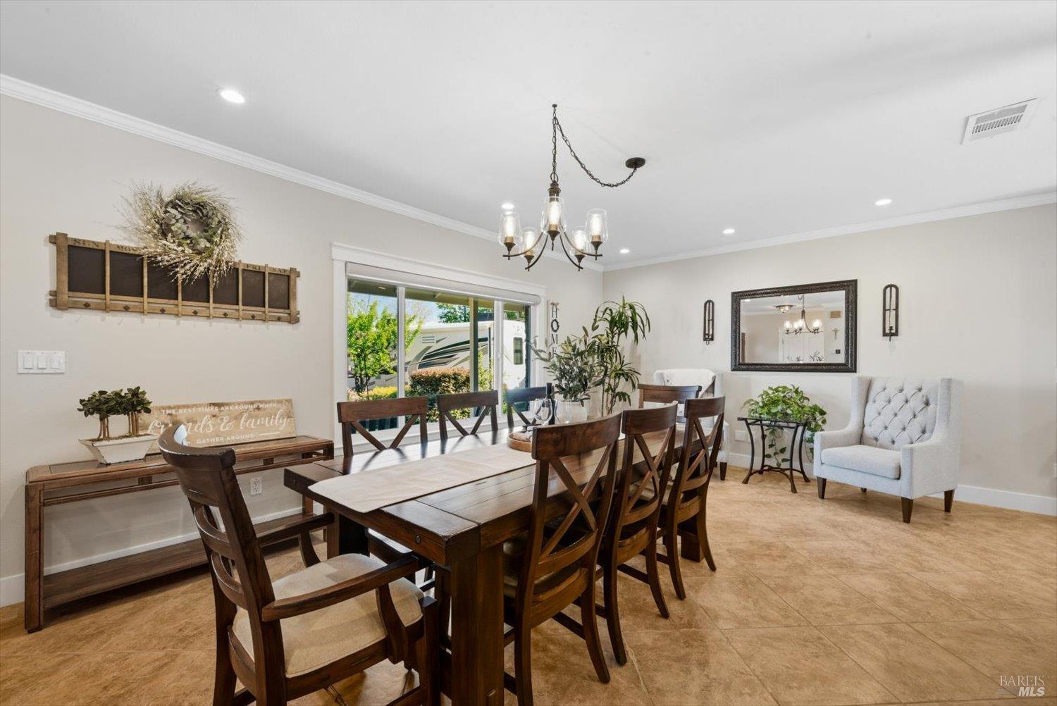 Detail Gallery Image 11 of 99 For 104 Westwood St, Vacaville,  CA 95688 - 5 Beds | 2/1 Baths