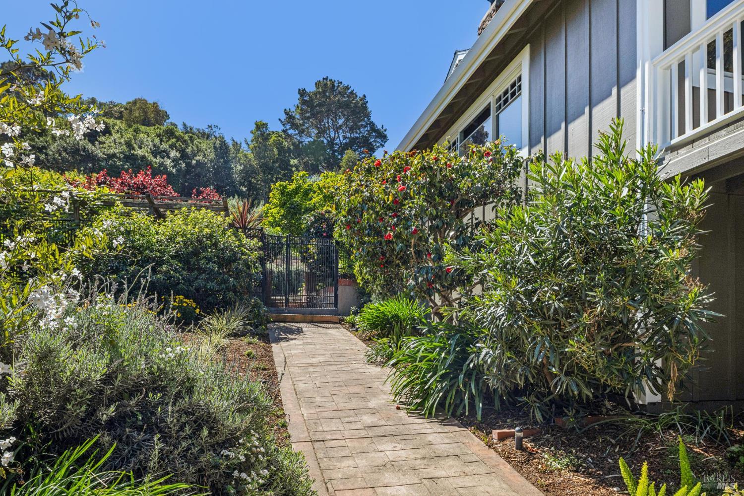 Detail Gallery Image 13 of 93 For 47 Main Dr, San Rafael,  CA 94901 - 4 Beds | 5 Baths