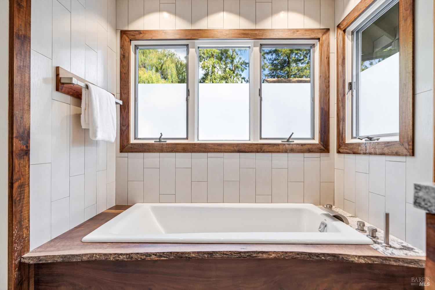 Detail Gallery Image 21 of 56 For 10014 Herb Rd, Windsor,  CA 95492 - 6 Beds | 3 Baths