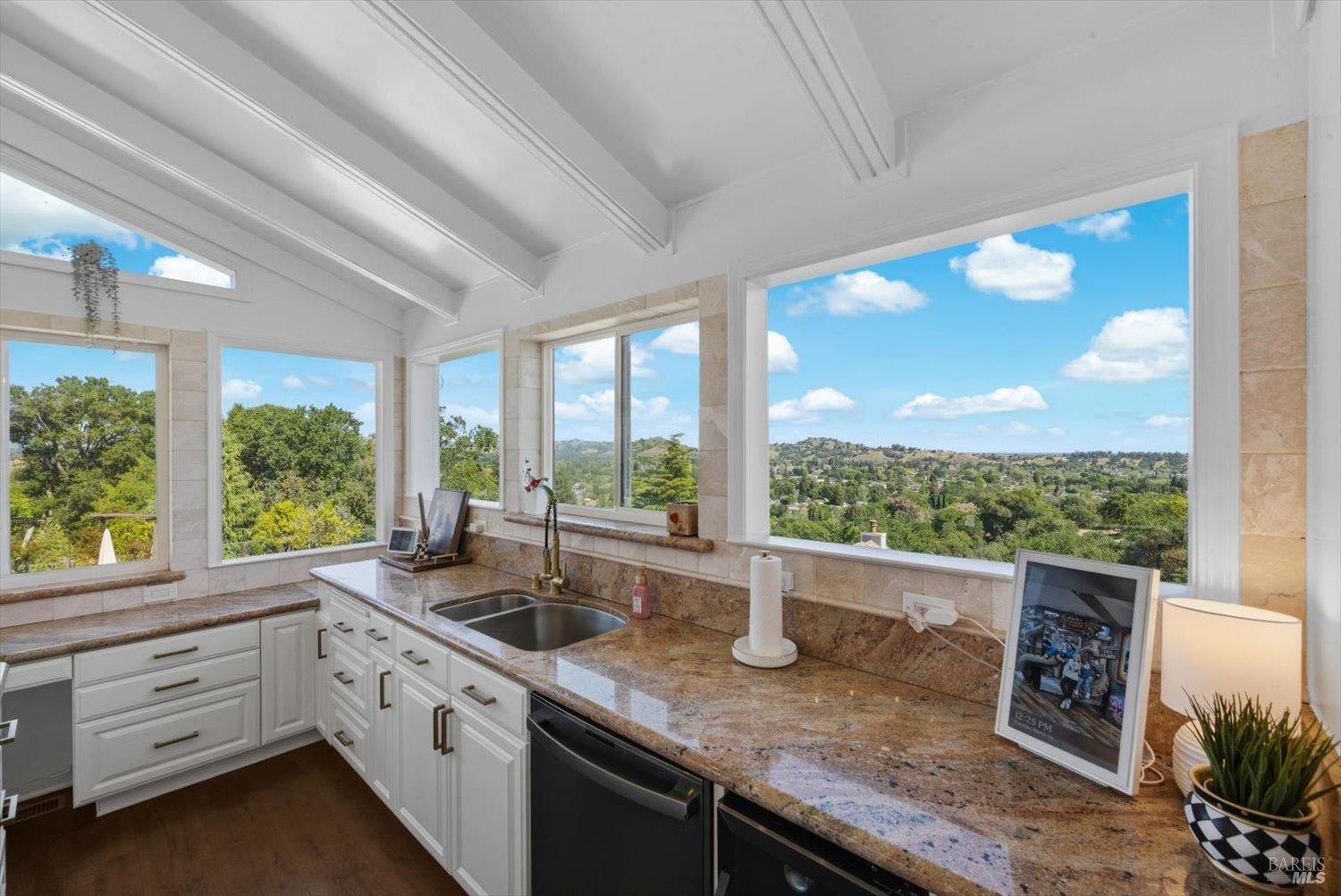 Detail Gallery Image 30 of 99 For 160 Wykoff Dr, Vacaville,  CA 95688 - 6 Beds | 4 Baths