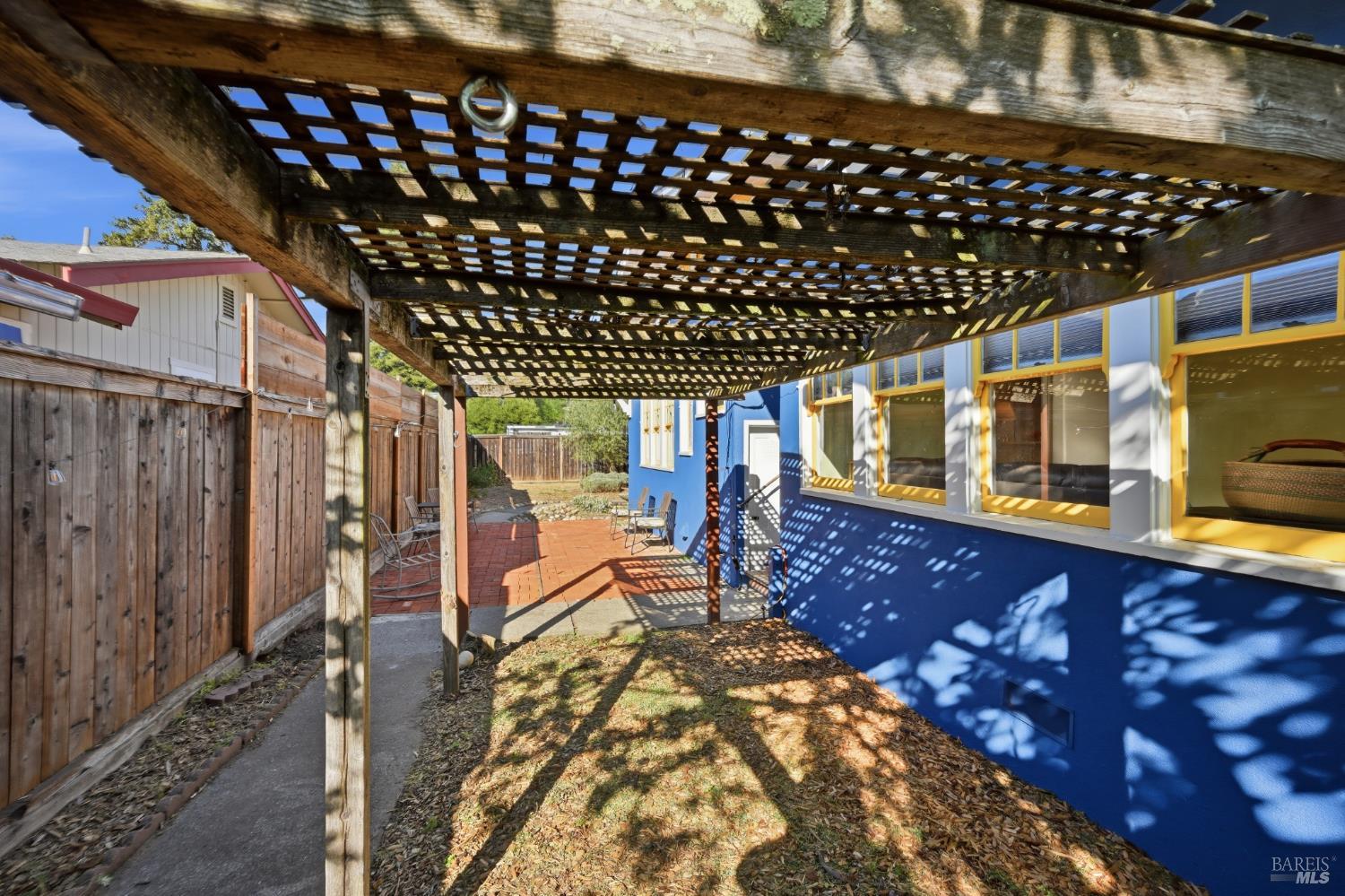 Detail Gallery Image 33 of 38 For 2001 Rogers Way, Santa Rosa,  CA 95404 - 3 Beds | 1/1 Baths