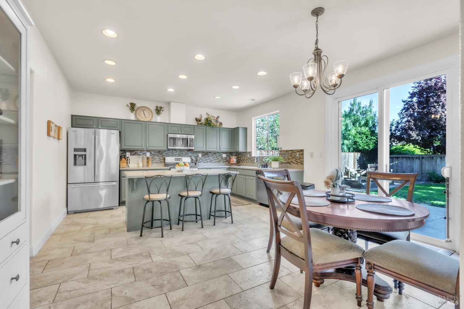 Detail Gallery Image 6 of 38 For 5089 Falls Ct, Fairfield,  CA 94534 - 4 Beds | 2/1 Baths