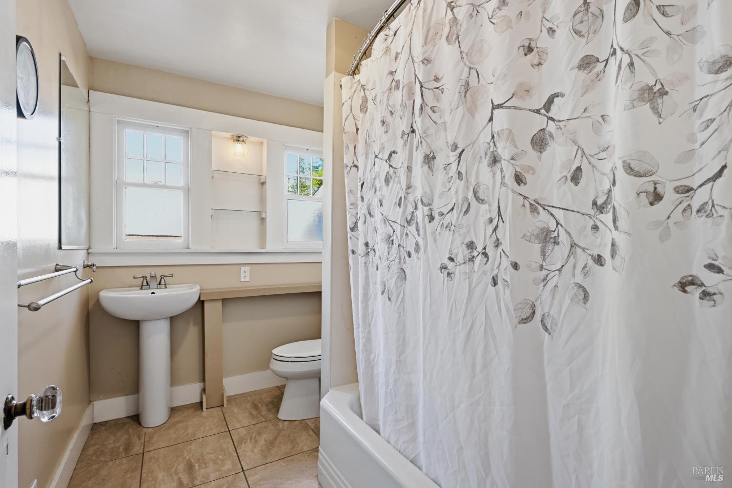 Detail Gallery Image 17 of 38 For 2001 Rogers Way, Santa Rosa,  CA 95404 - 3 Beds | 1/1 Baths