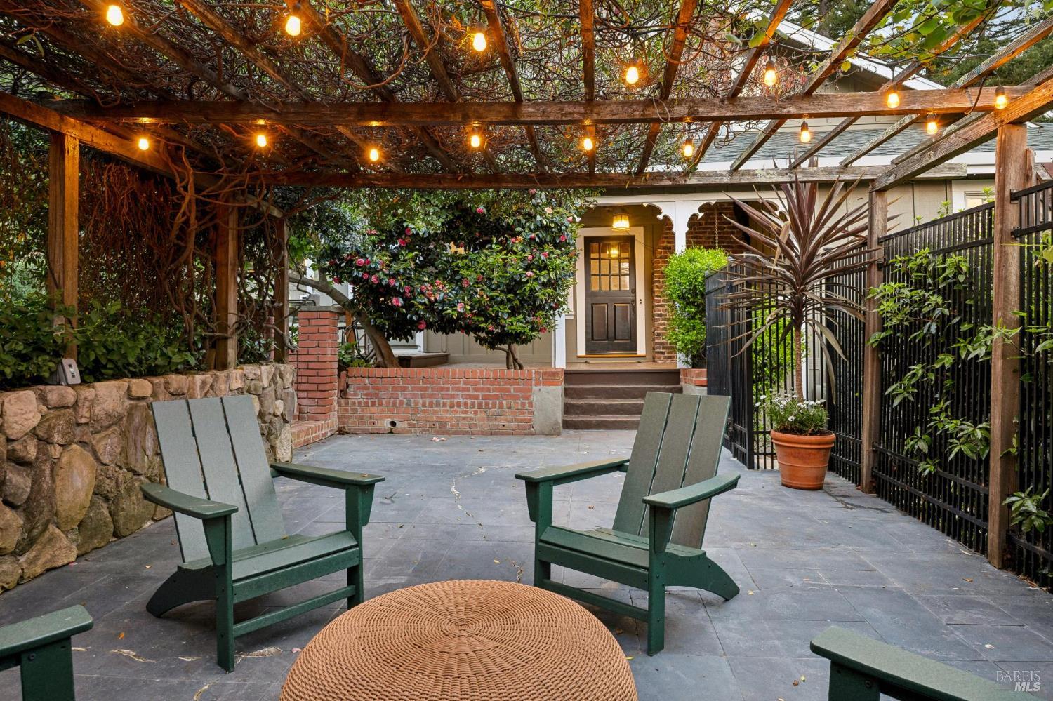 Detail Gallery Image 17 of 93 For 47 Main Dr, San Rafael,  CA 94901 - 4 Beds | 5 Baths