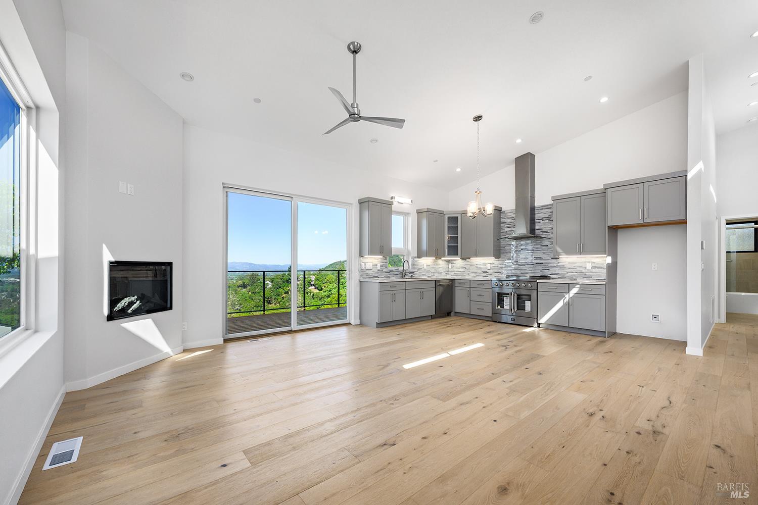 Detail Gallery Image 9 of 32 For 1292 Wikiup Dr, Santa Rosa,  CA 95403 - 2 Beds | 2 Baths