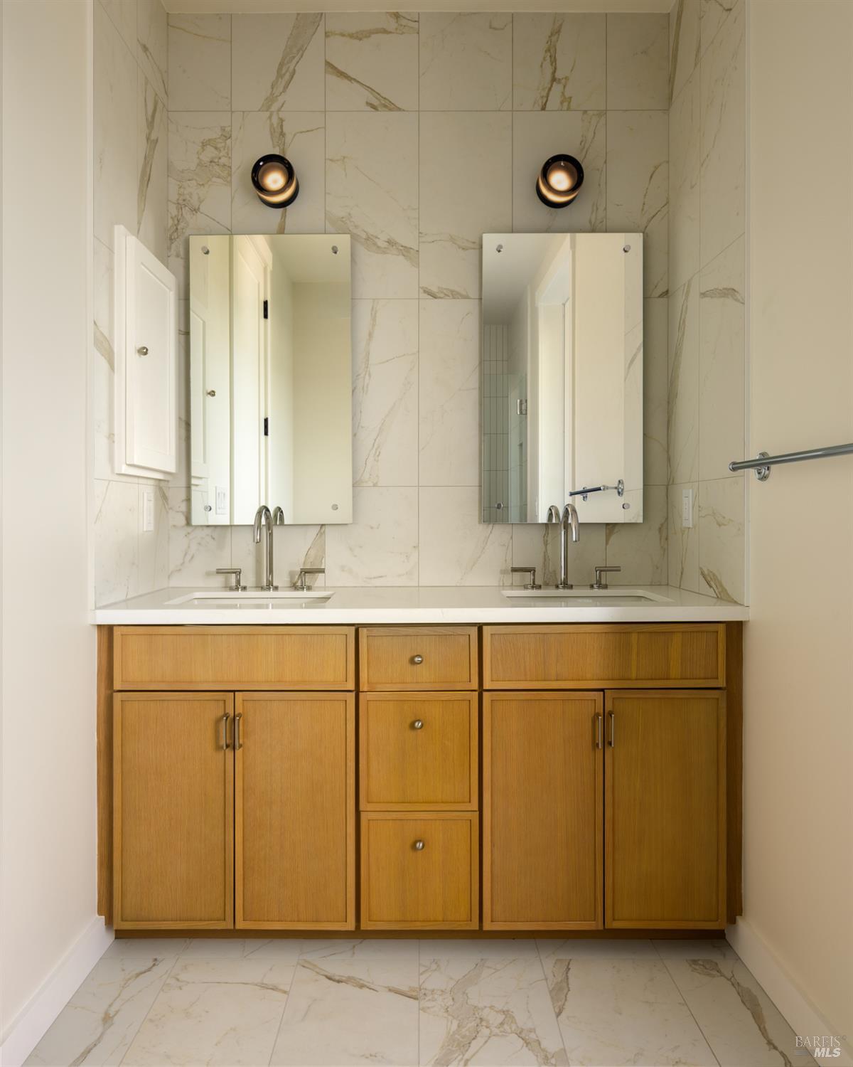 Detail Gallery Image 3 of 10 For 709 C St #3,  San Rafael,  CA 94901 - 3 Beds | 3/1 Baths