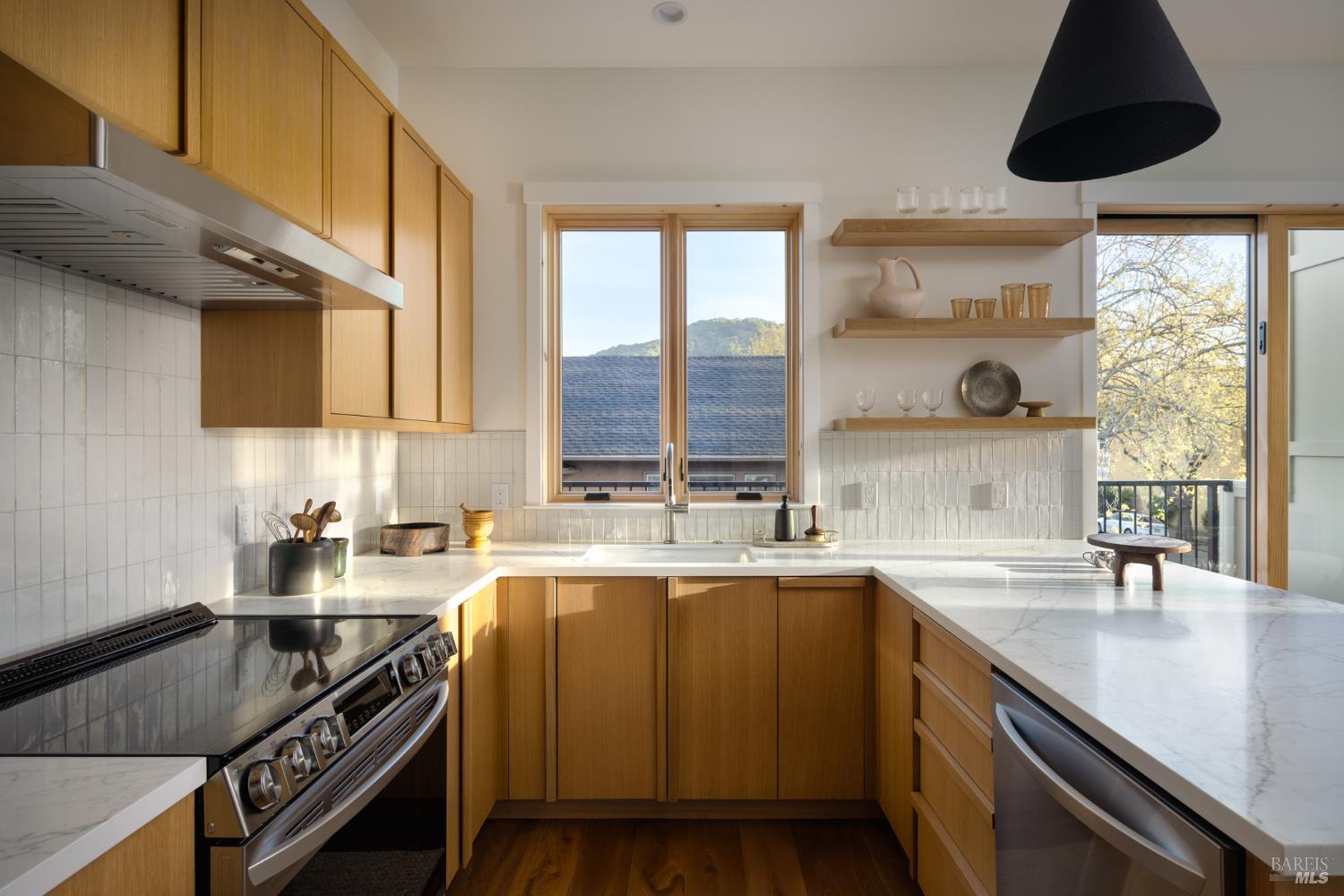 Detail Gallery Image 3 of 12 For 709 C St #1,  San Rafael,  CA 94901 - 3 Beds | 2/1 Baths