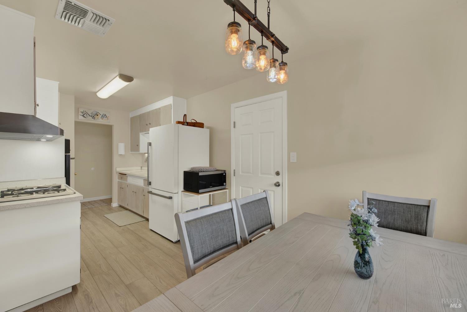 Detail Gallery Image 6 of 26 For 1624 Dover Ave, Fairfield,  CA 94533 - 3 Beds | 1 Baths