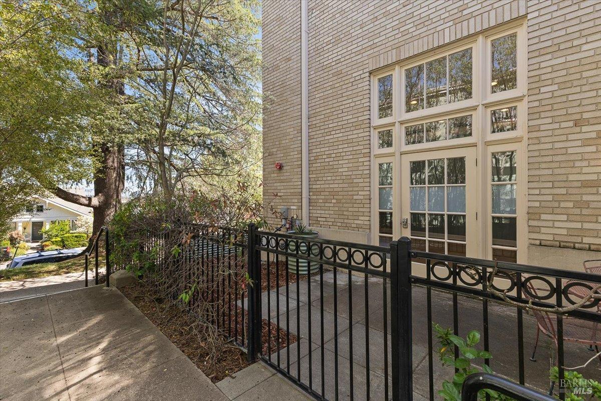 Detail Gallery Image 3 of 29 For 331 Keller St #6,  Petaluma,  CA 94952 - 2 Beds | 2/1 Baths