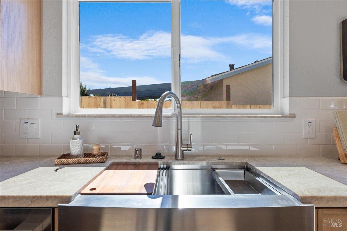 Detail Gallery Image 15 of 37 For 1622 Weaverly Dr, Petaluma,  CA 94954 - 3 Beds | 3 Baths