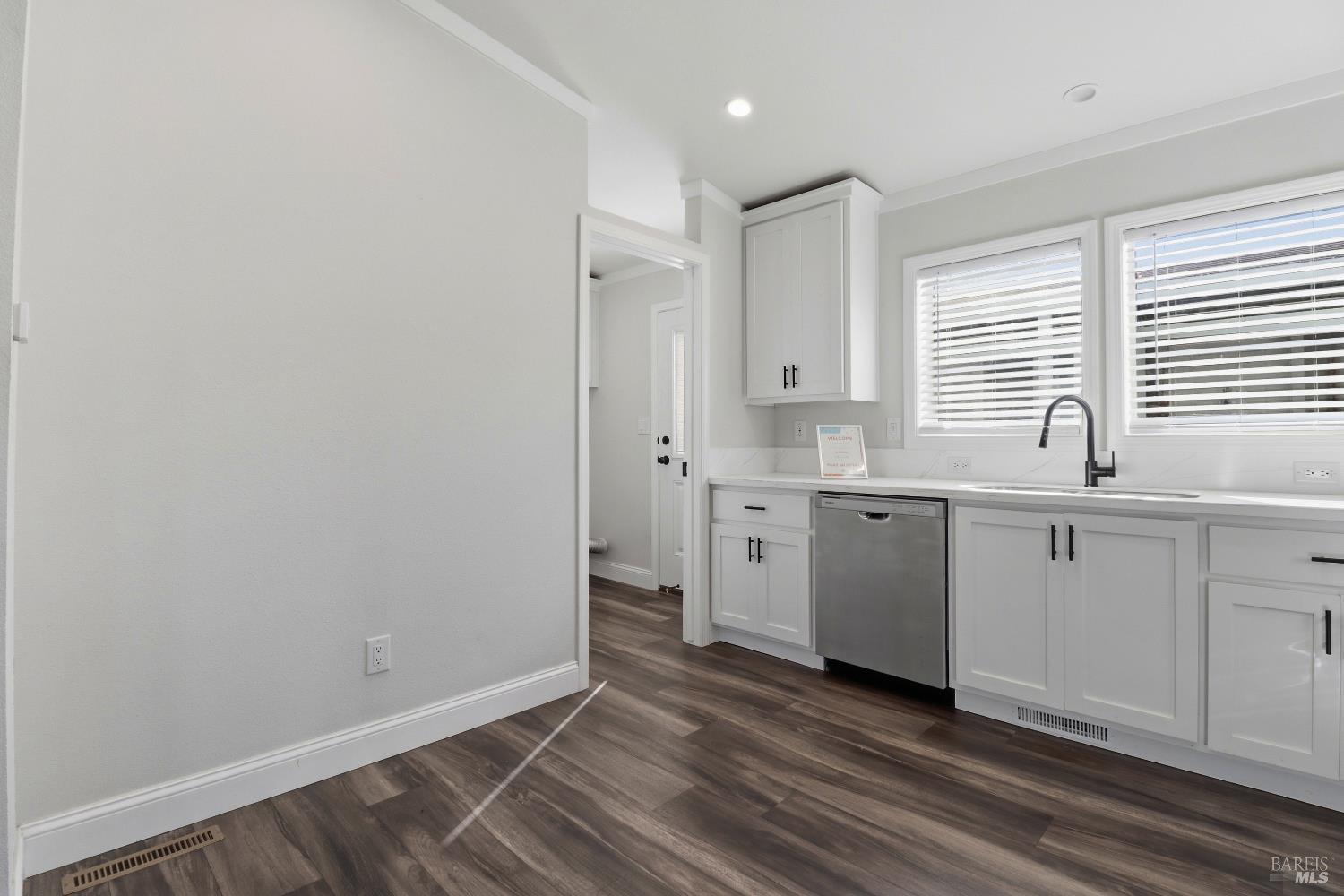 Detail Gallery Image 14 of 27 For 302 Floral Dr, Cotati,  CA 94931 - 2 Beds | 2 Baths