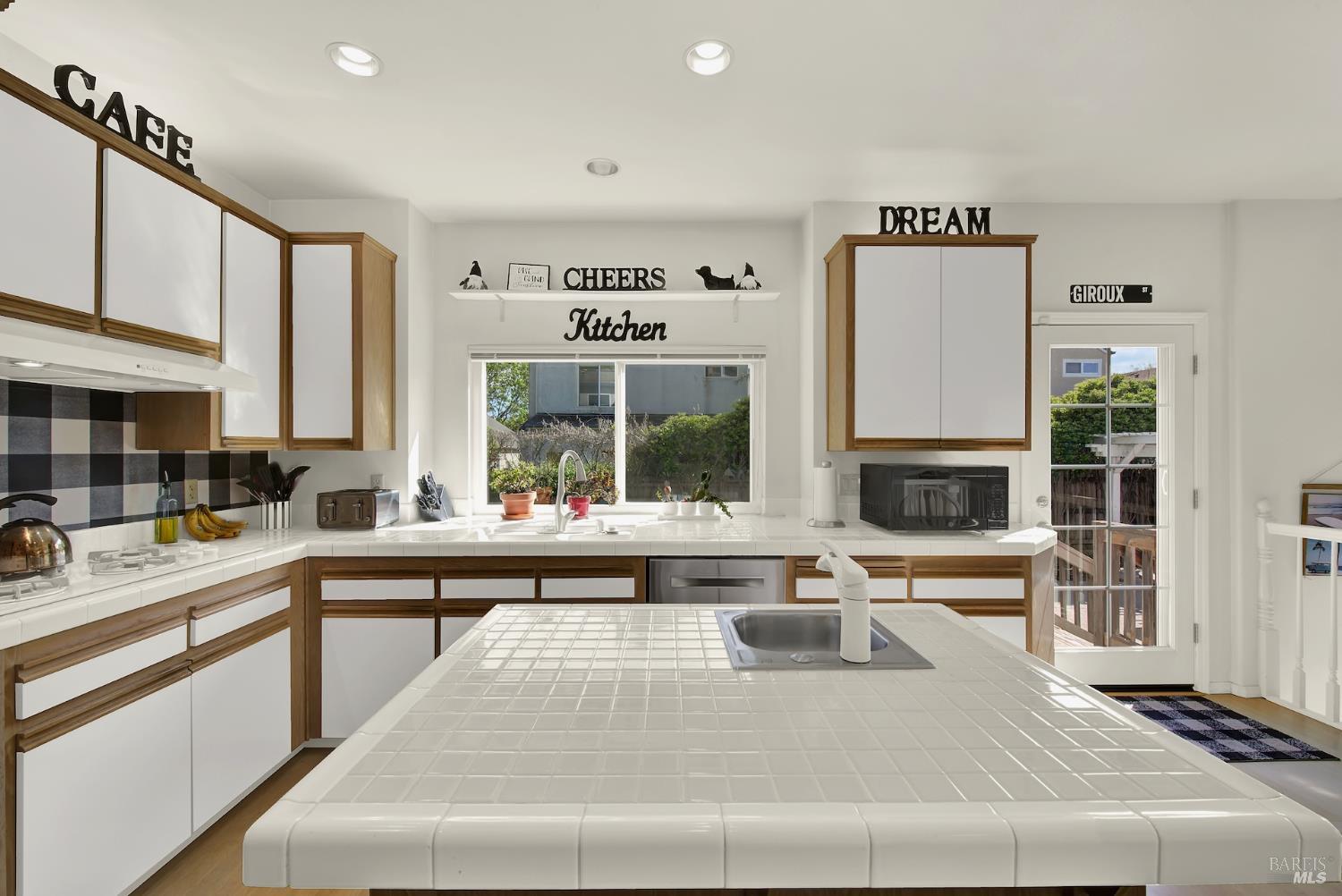 Detail Gallery Image 32 of 75 For 150 Deerglen Cir, Vacaville,  CA 95687 - 5 Beds | 3 Baths