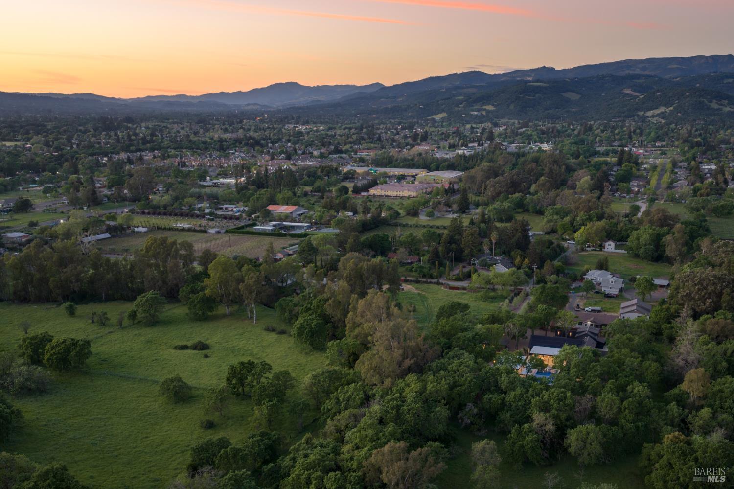 Detail Gallery Image 8 of 22 For 195 Fisher Ln, Sonoma,  CA 95476 - 10 Beds | 9/2 Baths