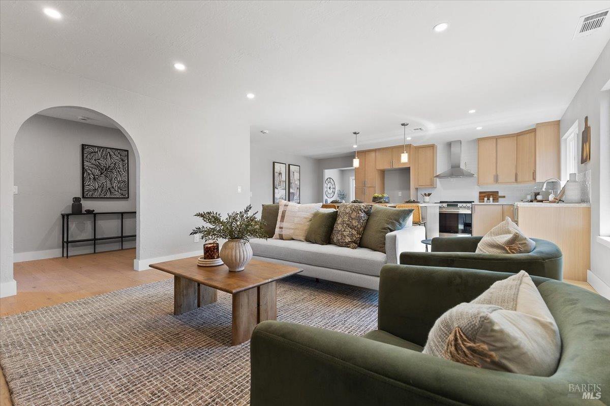 Detail Gallery Image 8 of 37 For 1622 Weaverly Dr, Petaluma,  CA 94954 - 3 Beds | 3 Baths