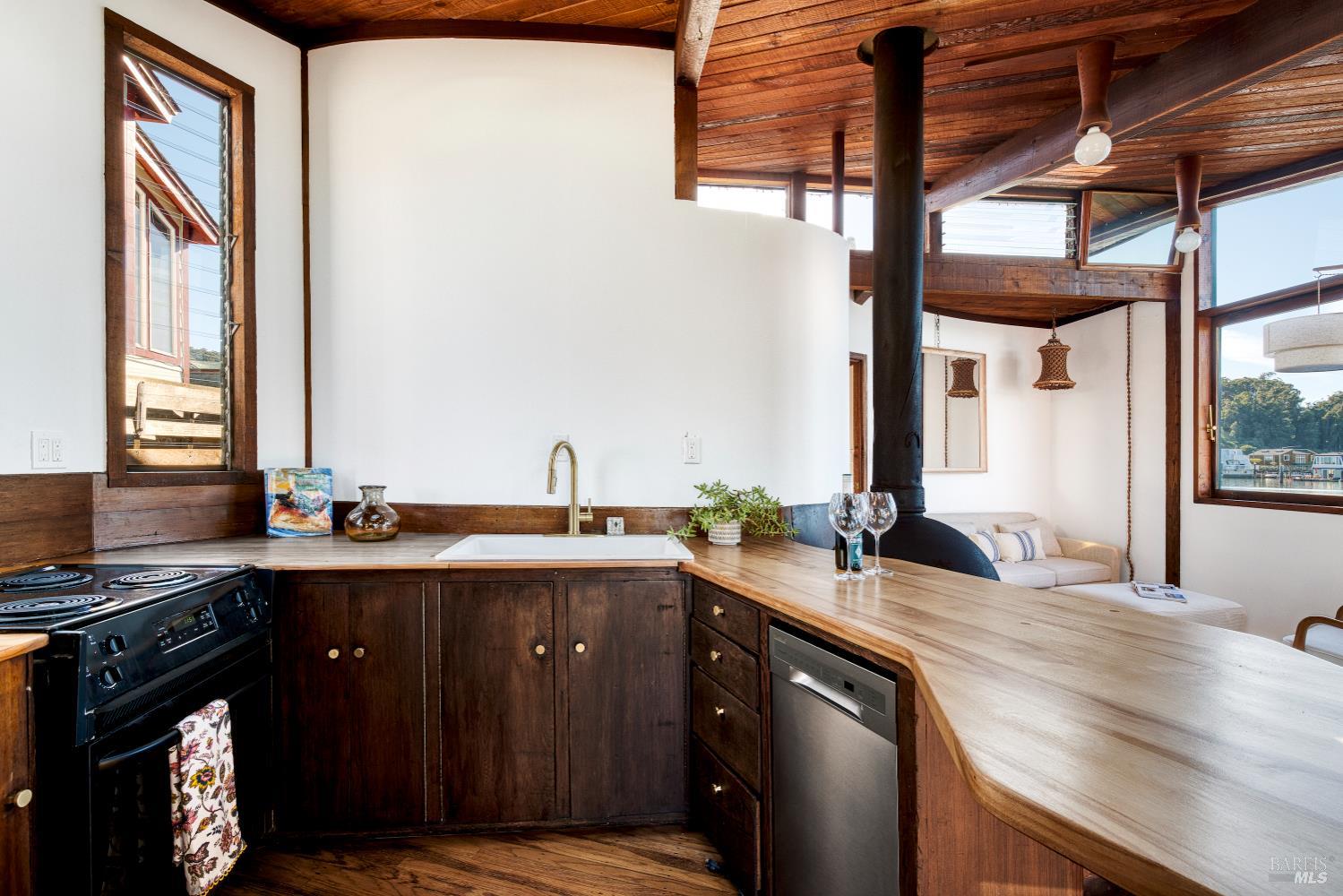 Detail Gallery Image 3 of 33 For 42 E Pier Unkn, Sausalito,  CA 94965 - 1 Beds | 1 Baths